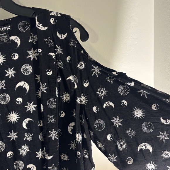 Women’s opened shoulder Hot Topic Black Kimono with Celestial Patterns sz S - Picture 3 of 7